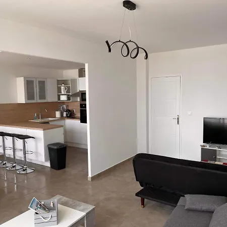 Promenade Des Apartment
